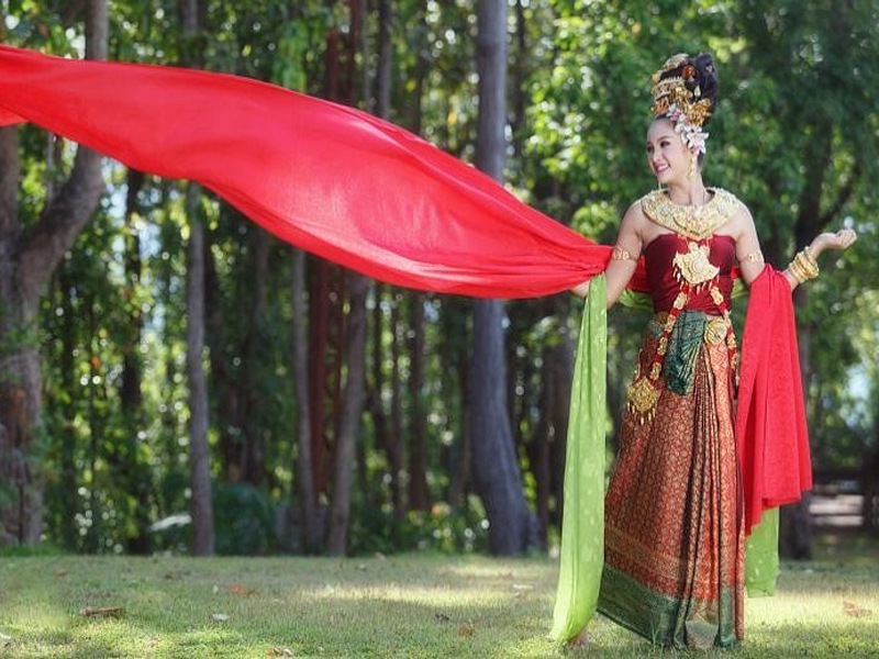 Thai traditions — every day has its own color